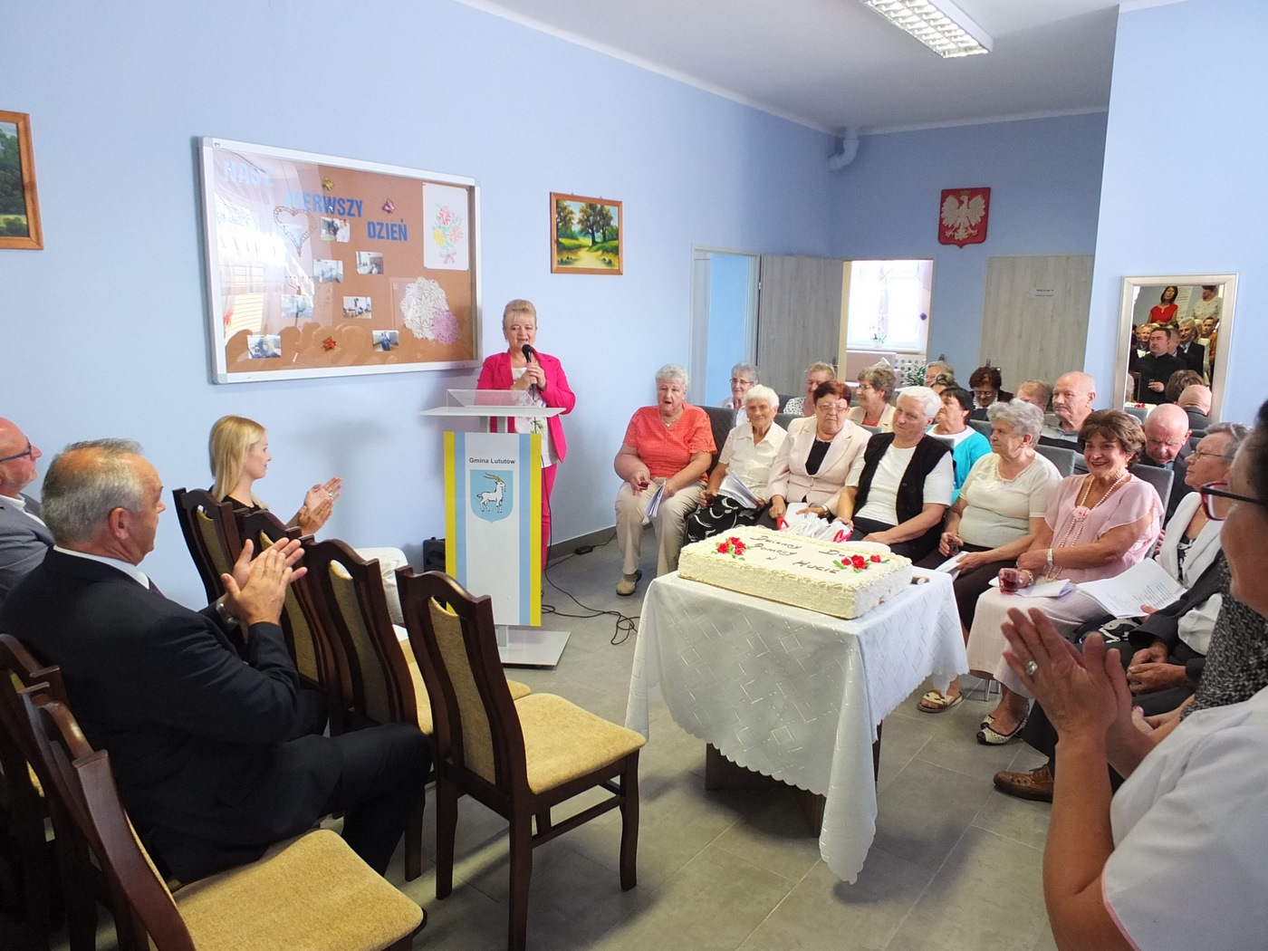 Przemówienie kierownika Pani Stefanowskiej podczas otwarcia DDP, zaproszeni goście i uczestnicy DDP słuchają