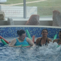 Uczestniczki wyjazdu podczas kąpieli w basenie