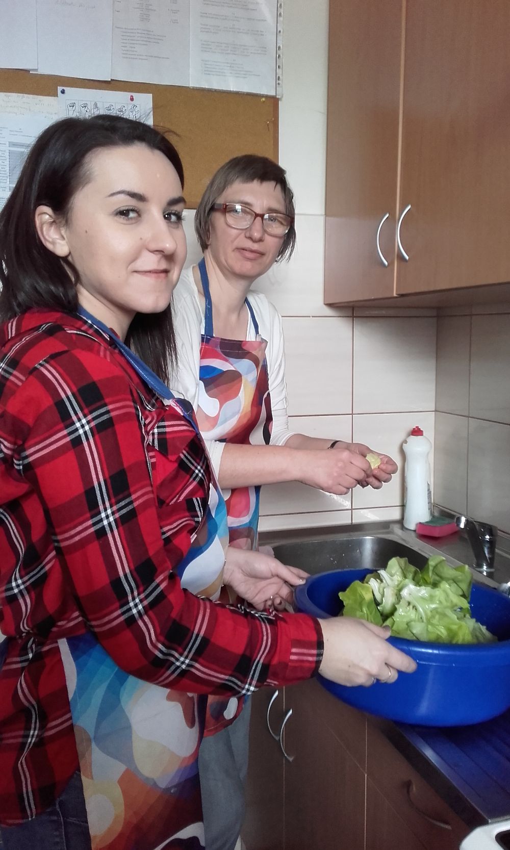 Asystent osobisty osoby niepełnosprawnej podczas asystentury (1 asysten, 1 podopieczna), pomoc w przygotowaniu posiłku, mycie sałaty