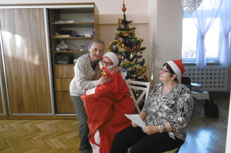 Dwie uczestniczki DDP z Mikołajem przy choince